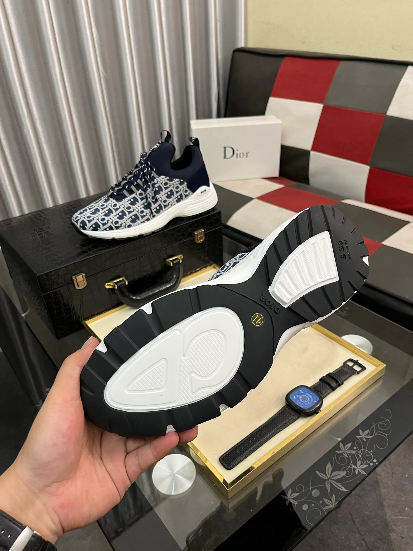 Men's Men's Shoes💰440⌚️⌚️ Dior's casual and sporty style combines the elements of dad's bag-soled shoes, successfully breaking through the dad shoe style that has been on the streets in recent years, and becoming a beautiful landscape in luxury goods. The fabric is high mercerized with breathable mesh, and the mesh on both sides of the shoe is made of three layers of composite technology. The bottom process uses package molding fabrics: imported high mercerized 🐂 cowhide stitching with original customized D-shaped mesh code number: 38-443️⃣Colors available
